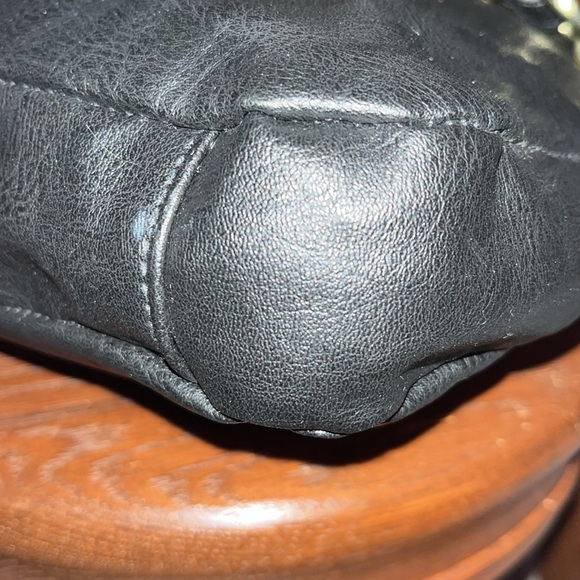 Nicole Miller  NWOT  Black shoulder bag  vegan leather  Gold tone accents chains - Picture 7 of 15